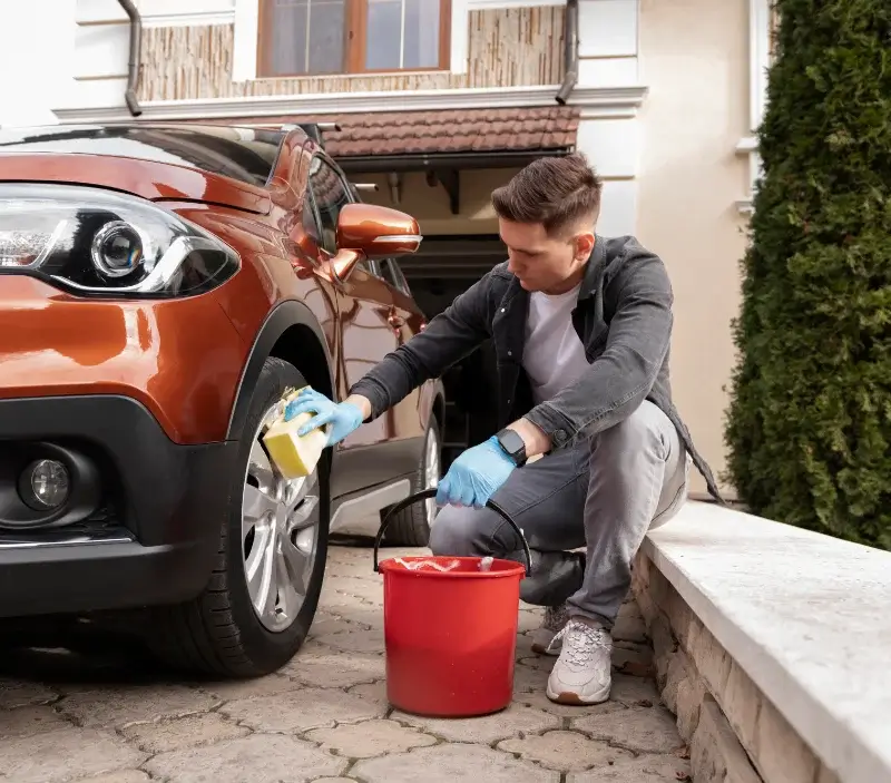 Lavage auto à domicile Serres-Morlaàs : professionnel intervenant sur un véhicule
